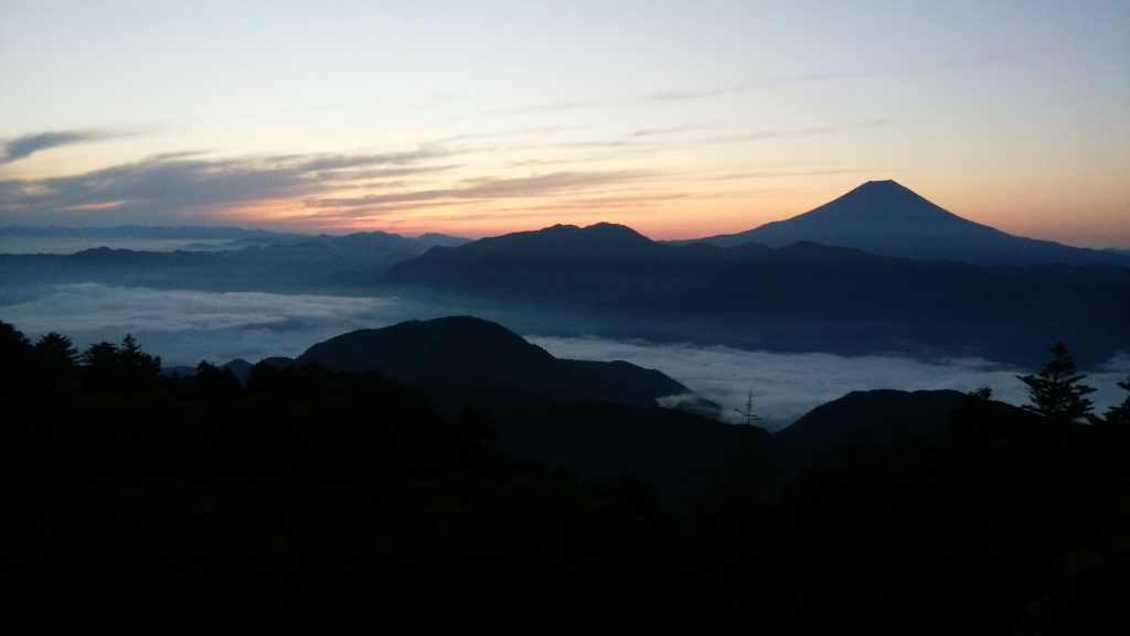 七面山から見た富士山と日の出