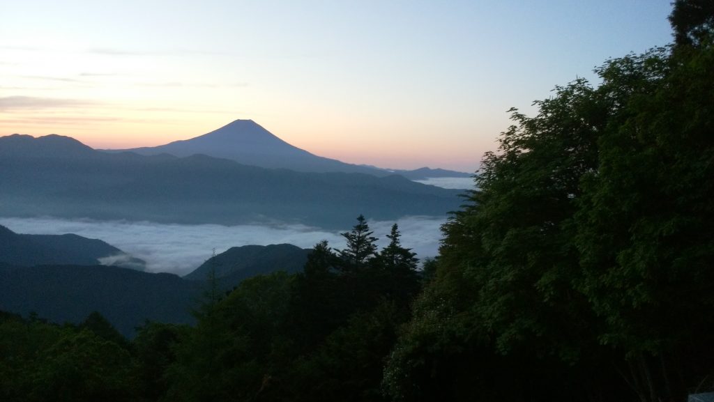 七面山から見た夜明けの富士山