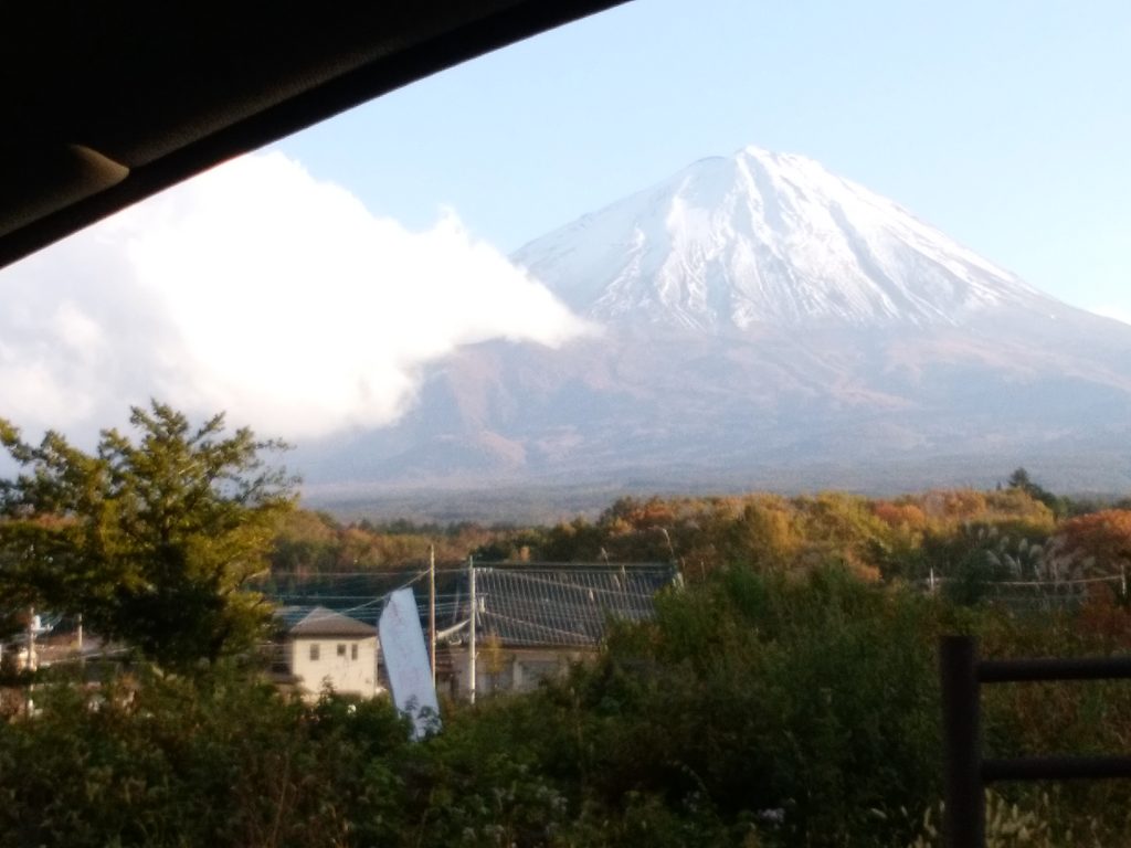 山梨県・町中からみた富士山