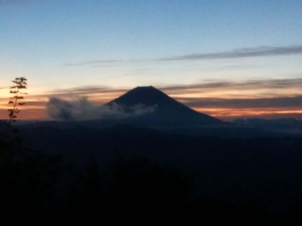七面山（奥之院）から見た夜明けの富士山