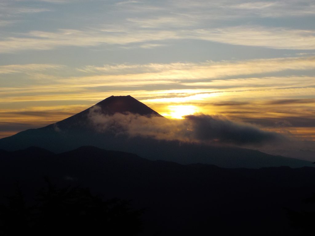 七面山（奥之院）から見た富士山と日の出
